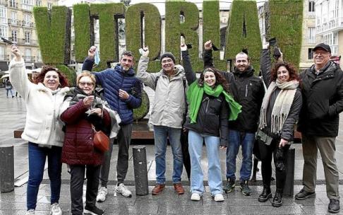 ¡Adiós mascarillas! Un grupo posa en la desapacible mañana de ayer en la Virgen Blanca. Fotos: Pilar Barco