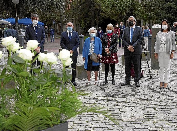 Ofrenda floral de las autoridades ante el monolito, junto a la nieta de Teodoro Olarte, Carmen Saltó (centro), en la mañana de ayer. Foto: Josu Chavarri