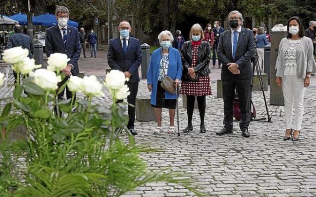 Ofrenda floral de las autoridades ante el monolito, junto a la nieta de Teodoro Olarte, Carmen Saltó (centro), en la mañana de ayer. Foto: Josu Chavarri Ofrenda floral de las autoridades ante el monolito, junto a la nieta de Teodoro Olarte, Carmen Saltó (centro), en la mañana de ayer. Foto: Josu Chavarri