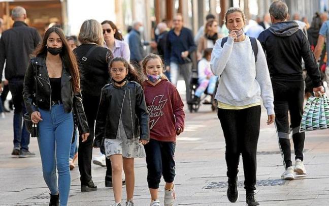 La población joven cada vez es menos en Álava, pese a que la edad media, 45 años, es la más baja de los tres territorios vascos. Foto: Josu Chavarri