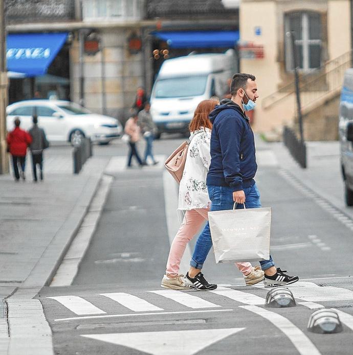 Dos personas cruzan un paso de cebra en el centro de Vitoria. Foto: Jorge Muñoz