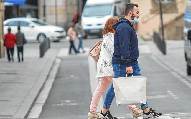 Dos personas cruzan un paso de cebra en el centro de Vitoria. Foto: Jorge Muñoz