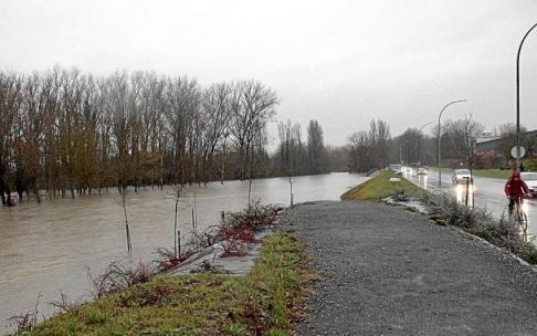 Inundaciones en Abetxuko a finales del pasado año provocadas por el desbordamiento del río Zadorra. Foto: Pilar Barco