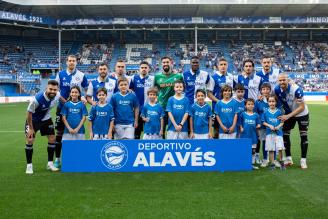 El once inicial del Deportivo Alavés forma antes de su partido frente al Espanyol.