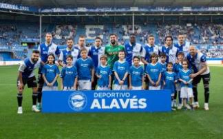 El once inicial del Deportivo Alavés forma antes de su partido frente al Espanyol.
