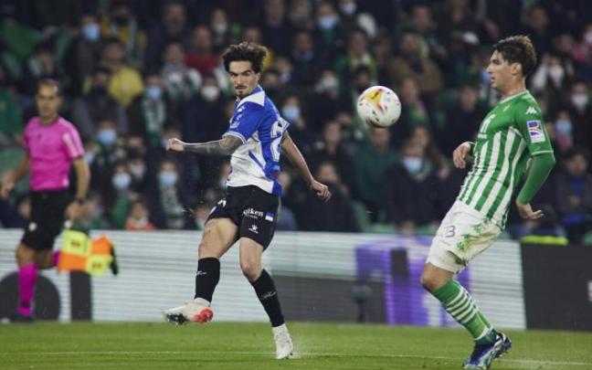 Jason Remeseiro durante el último choque entre el Real Betis y el Alavés en el Benito Villamarín.
