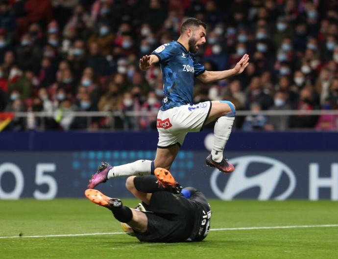 Luis Rioja intenta superar a Oblak durante el último choque entre el Atlético y el Alavés.