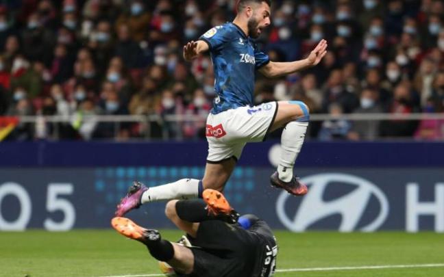 Luis Rioja intenta superar a Oblak durante el último choque entre el Atlético y el Alavés.