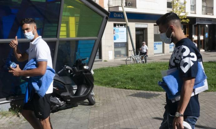 Llegada de dos jugadores del Alavés a los reconocimientos médicos. El club no ha comunicado el nombre de los dos jugadores que han dado positivo.