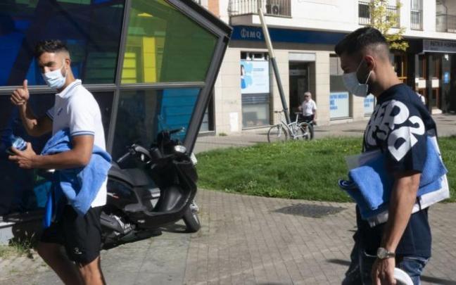 Llegada de dos jugadores del Alavés a los reconocimientos médicos. El club no ha comunicado el nombre de los dos jugadores que han dado positivo.