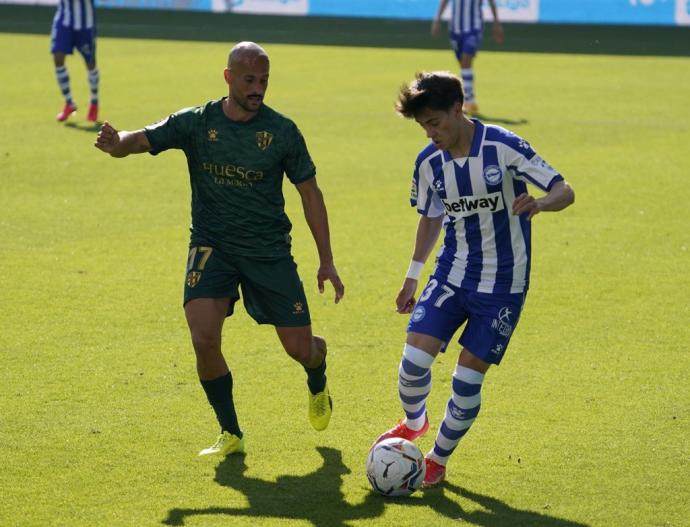 Pellistri intenta superar a Mikel Rico durante el último Alavés-Huesca (1-0)