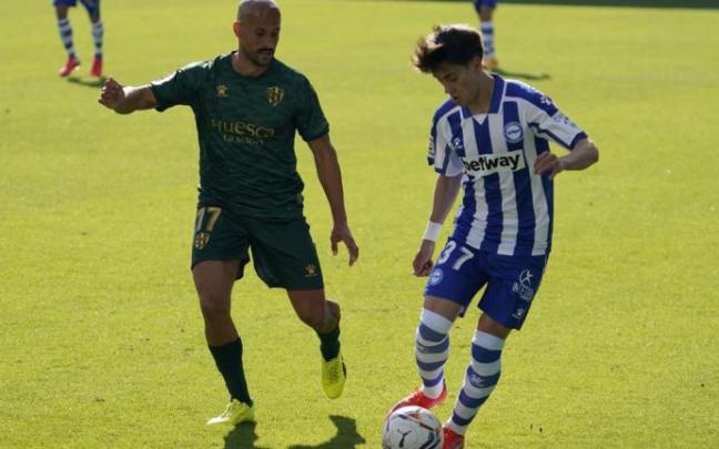 Pellistri intenta superar a Mikel Rico durante el último Alavés-Huesca (1-0)