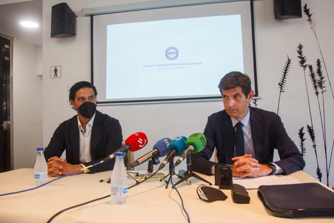 El presidente albiazul y el director deportivo responden a las preguntas de los medios en un desayuno informativo