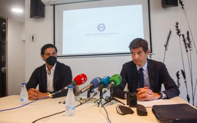 El presidente albiazul y el director deportivo responden a las preguntas de los medios en un desayuno informativo