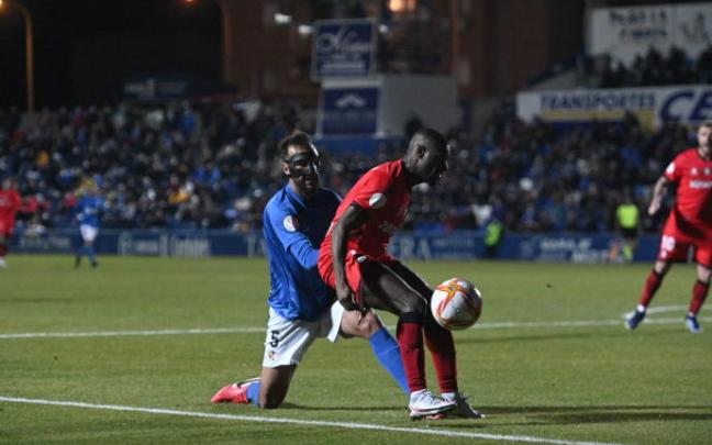 Sylla controla el balón en un momento del partido