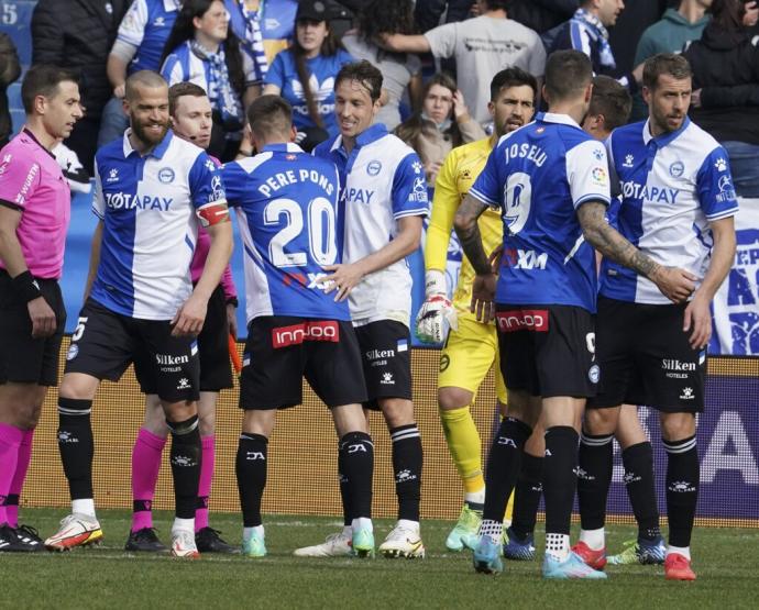 Jugadores del Alavés en el partido ante el Valencia