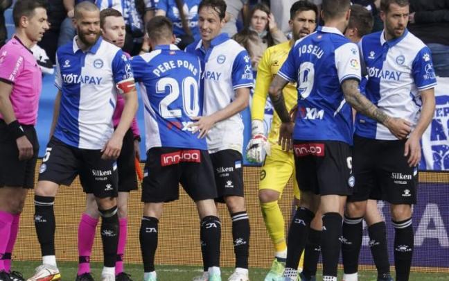 Jugadores del Alavés en el partido ante el Valencia Jugadores del Alavés en el partido ante el Valencia