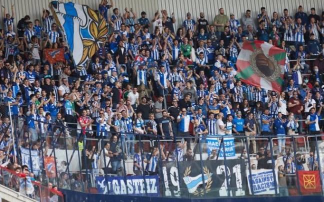 Aficionados del Alavés en El Sadar. Aficionados del Alavés en El Sadar.