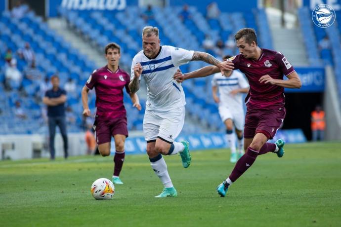 Guidetti conduce un balón durante el amistoso frente a la Real en Anoeta.