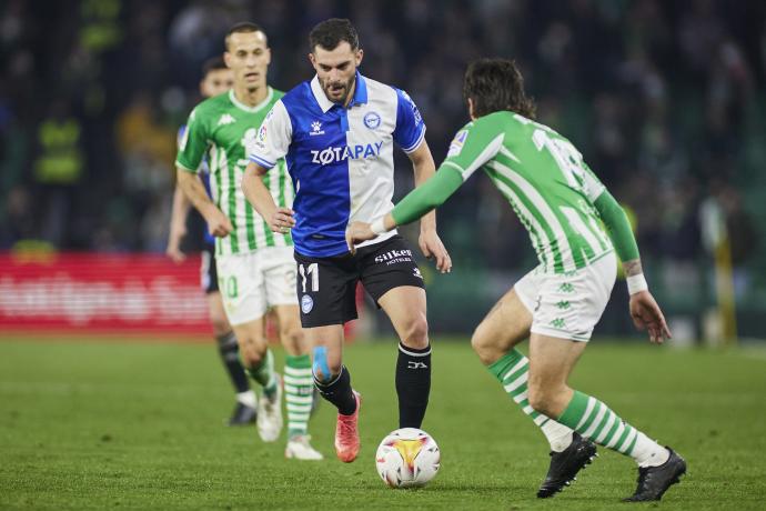 Luis Rioja trata de superar a Héctor Bellerín durante el último Betis-Alavés.