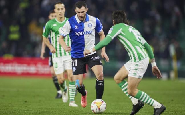 Luis Rioja trata de superar a Héctor Bellerín durante el último Betis-Alavés.