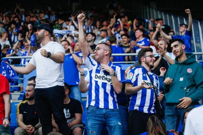 Aficionados albiazules vestidos con los colores habituales del equipo, durante el último duelo en Mendizorroza ante el Espanyol