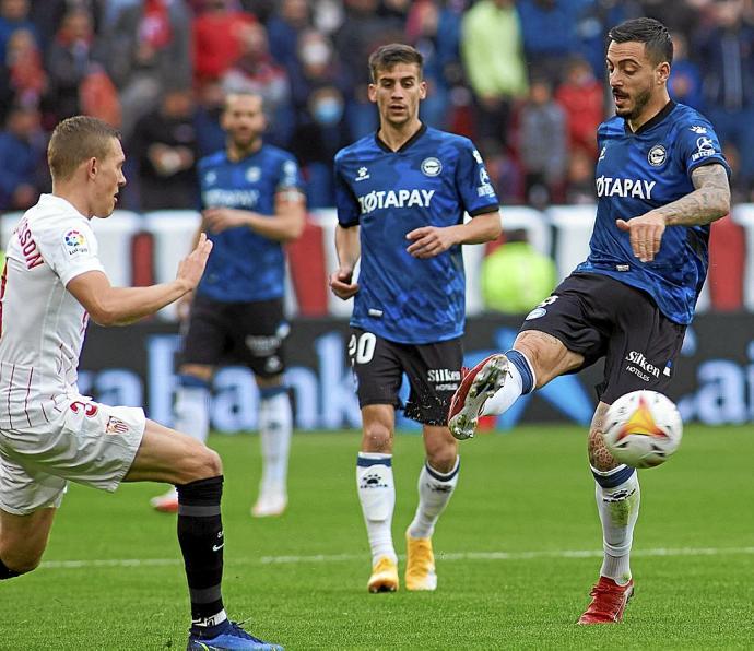 Joselu Mato trata de despejar un balón durante el Sevilla-Alavés disputado el sábado en el Sánchez Pizjuán. Foto: E.P.