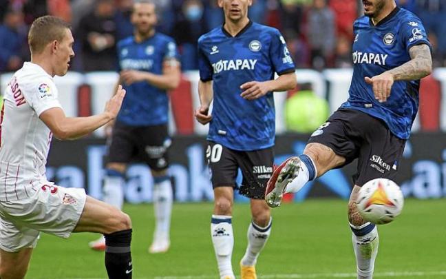 Joselu Mato trata de despejar un balón durante el Sevilla-Alavés disputado el sábado en el Sánchez Pizjuán. Foto: E.P.