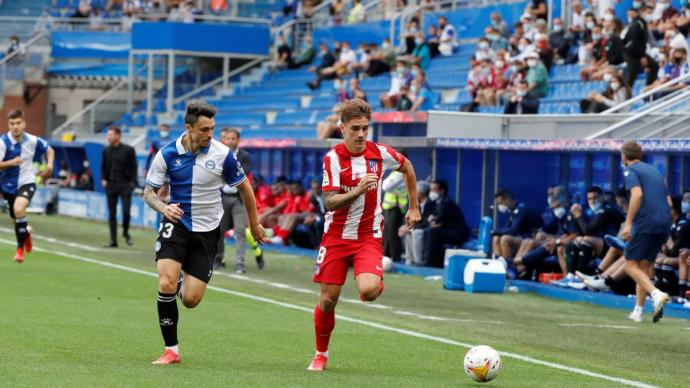 Ximo Navarro persigue a Griezmann durante el Alavés 1-0 Atlético de la primera vuelta.