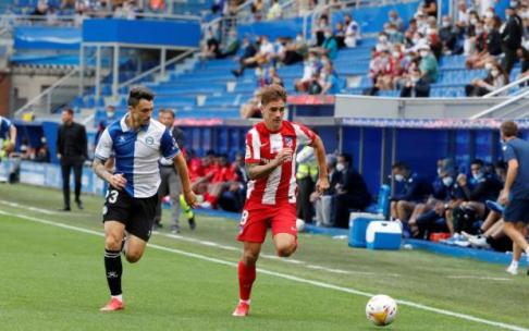 Ximo Navarro persigue a Griezmann durante el Alavés 1-0 Atlético de la primera vuelta.