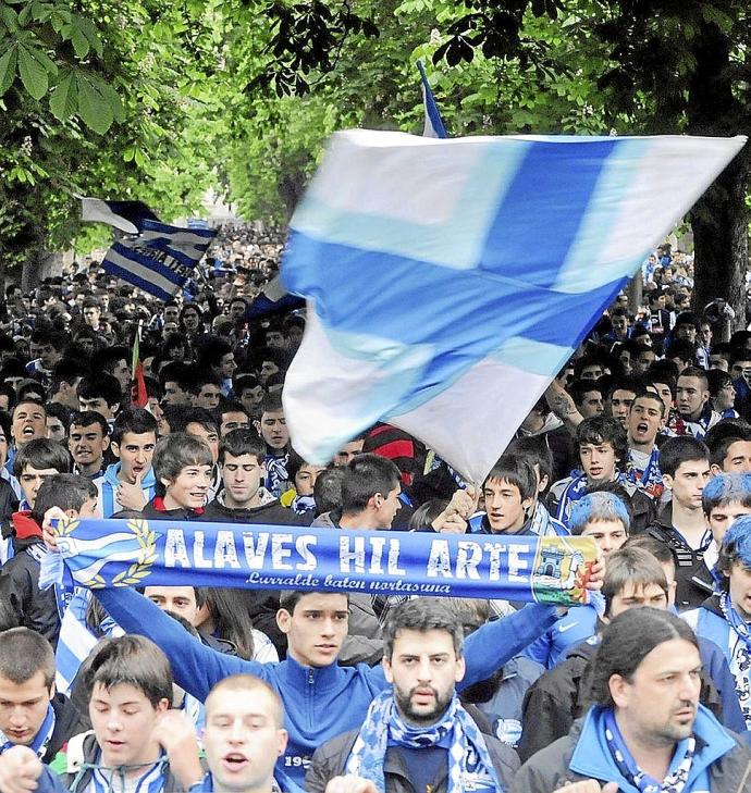 Los aficionados del Alavés han demostrado su fidelidad renovando sus carnés de socios. Foto: J. R. Gómez