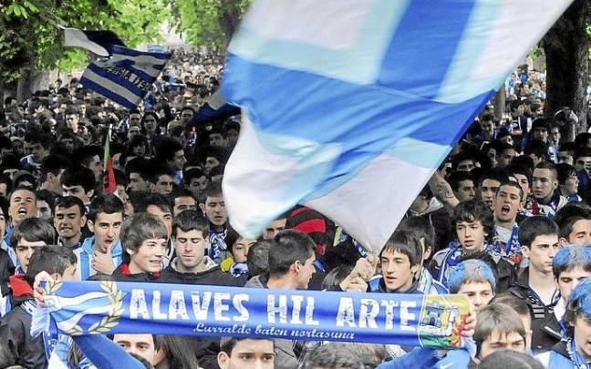 Los aficionados del Alavés han demostrado su fidelidad renovando sus carnés de socios. Foto: J. R. Gómez