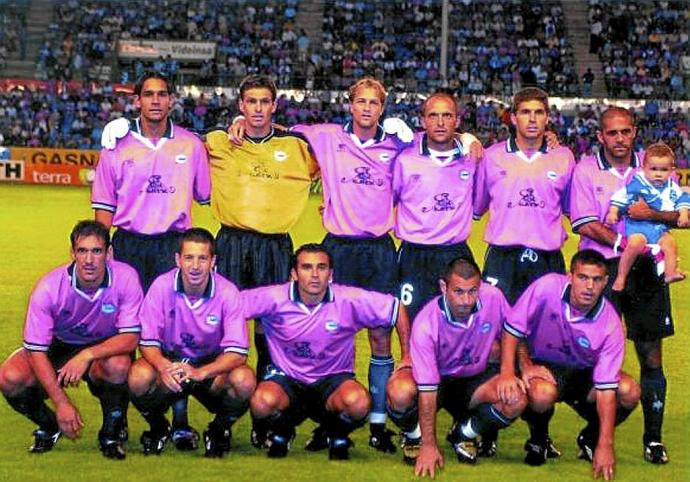 14 de septiembre de 2000. Mendizorroza. De pie (izda. a dcha.): Astudillo, Martín Herrera, Jordi Cruyff, Desio, Geli y Karmona. Agachados (izda. a dcha.): Téllez, Ibón Begoña, Pablo Gómez, 'Javi' Moreno y Contra. Foto: Archivo Ibón Begoña