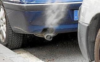 Tubos de escape de varios coches en Vitoria. Foto: Jorge Muñoz