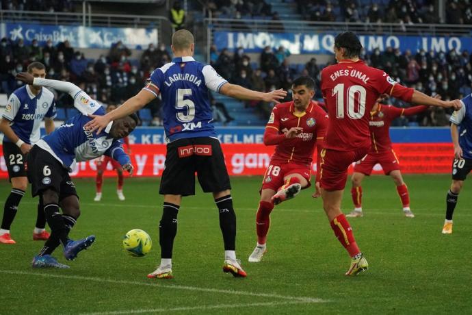 Mamadou Loum y Víctor Laguardia junto al jugador deñ Getafe Enes Ünal, durante el partido de la 17 jornada de la LaLiga Santander disputado en Mendizorroza