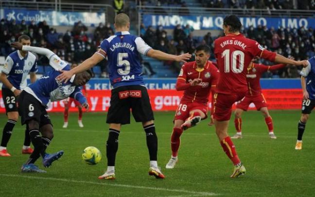 Mamadou Loum y Víctor Laguardia junto al jugador deñ Getafe Enes Ünal, durante el partido de la 17 jornada de la LaLiga Santander disputado en Mendizorroza