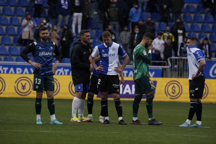 Gestos de decepción en los rostros del Deportivo Alavés tras sufrir una dolorosa y finalmente clave derrota ante el Granada