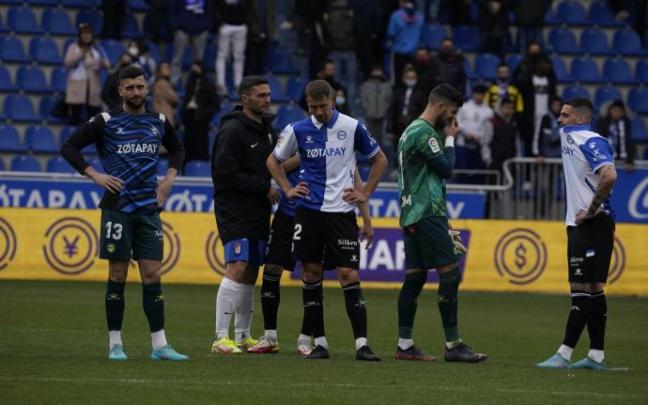Gestos de decepción en los rostros del Deportivo Alavés tras sufrir una dolorosa y finalmente clave derrota ante el Granada