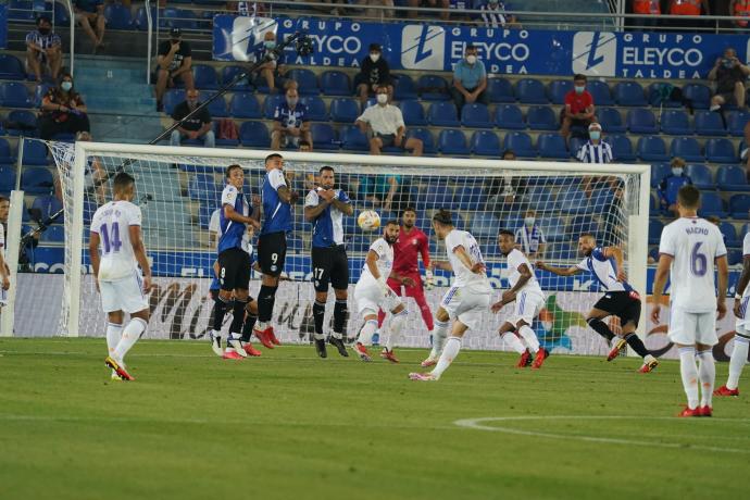 Bale ejecuta una falta en el partido de ida celebrado en Mendizorroza, donde el Real Madrid se impuso por 1-4.