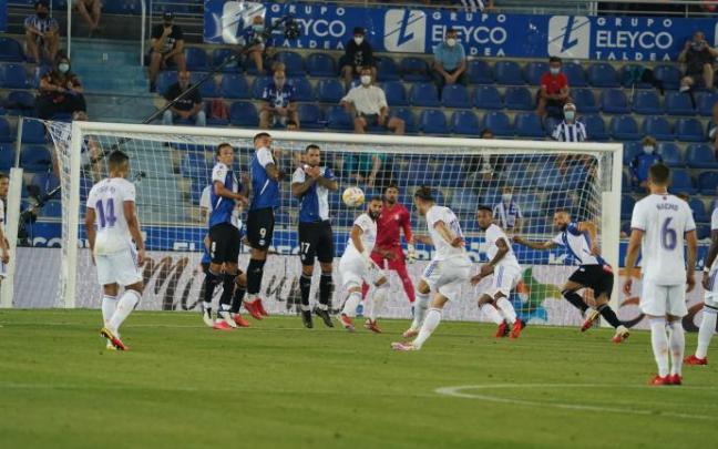 Bale ejecuta una falta en el partido de ida celebrado en Mendizorroza, donde el Real Madrid se impuso por 1-4.