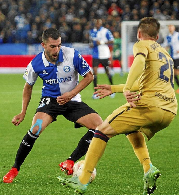 Luis Rioja intenta superar a un rival levantinista en el partido de ayer en Mendizorroza. Foto: Jorge Muñoz