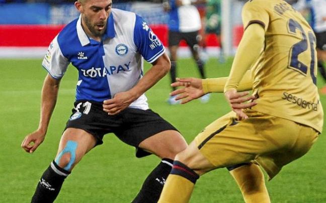 Luis Rioja intenta superar a un rival levantinista en el partido de ayer en Mendizorroza. Foto: Jorge Muñoz