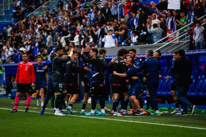 El banquillo del Alavés celebra uno de los goles de la victoria ante el Villarreal.