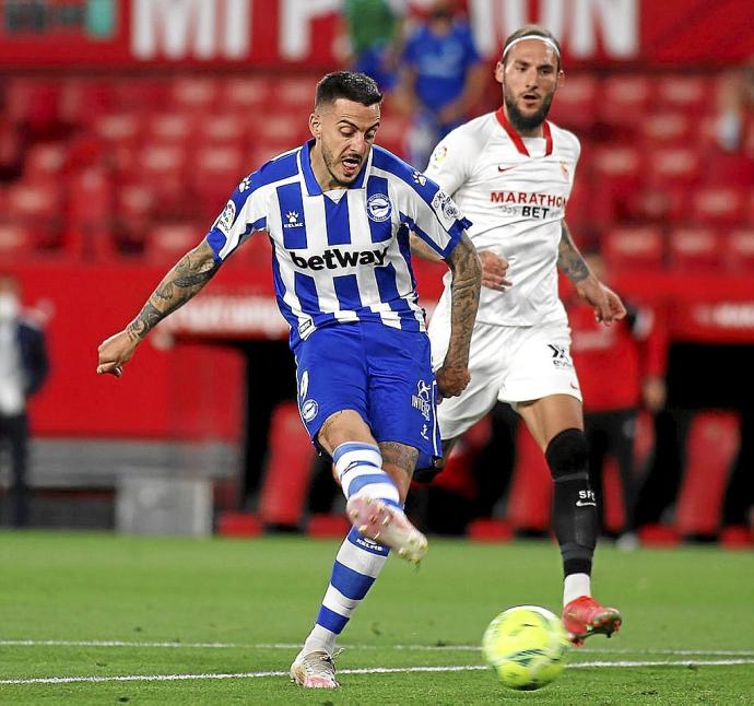 El Alavés cerró la temporada en el Pizjuán, donde Joselu fue protagonista. Foto: Área 11