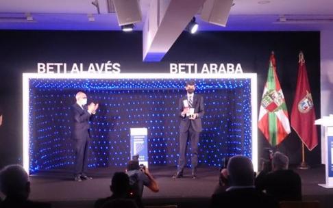 El presidente Alfonso Fernández de Trocóniz tras recoger la medalla El presidente Alfonso Fernández de Trocóniz tras recoger la medalla