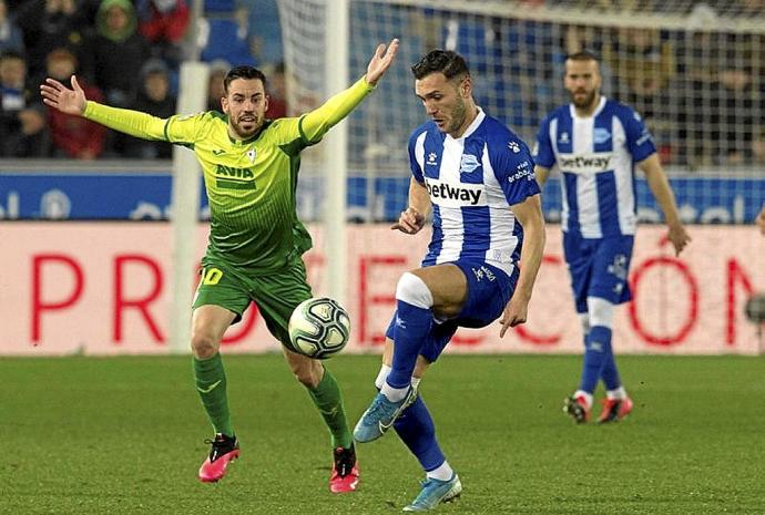 Expósito reclama una acción de Lucas Pérez. Foto: Alex Larretxi