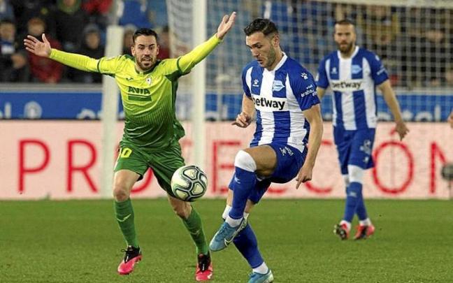 Expósito reclama una acción de Lucas Pérez. Foto: Alex Larretxi