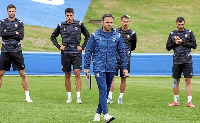 Javi Calleja dirige el entrenamiento de ayer en Ibaia ante la atenta mirada de sus jugadores. Foto: Josu Chavarri