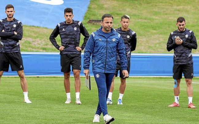 Javi Calleja dirige el entrenamiento de ayer en Ibaia ante la atenta mirada de sus jugadores. Foto: Josu Chavarri