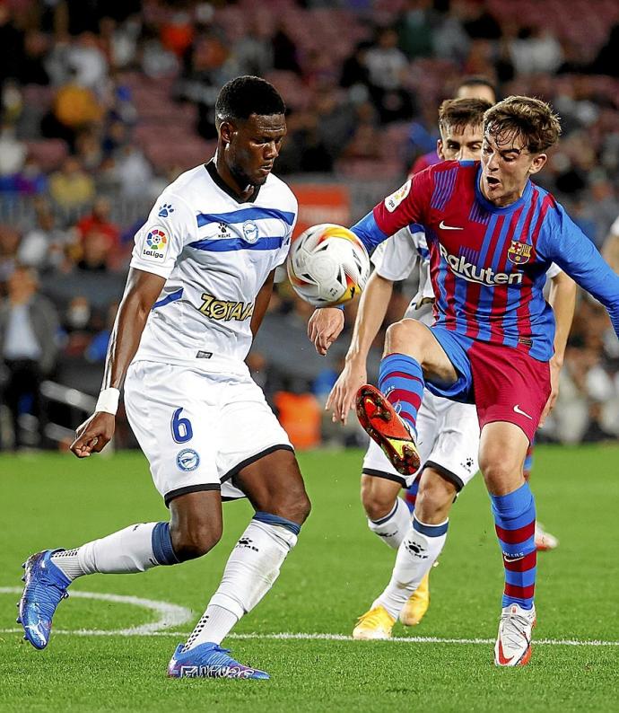 Mamadou Loum trata de llevarse un balón ante la presión de Gavi durante el último partido entre el Barça y el Alavés en el Camp Nou. Foto: Toni Albir